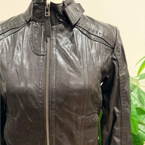 Black bomber leather jacket with t-shirt interior - Picture 5 of 16